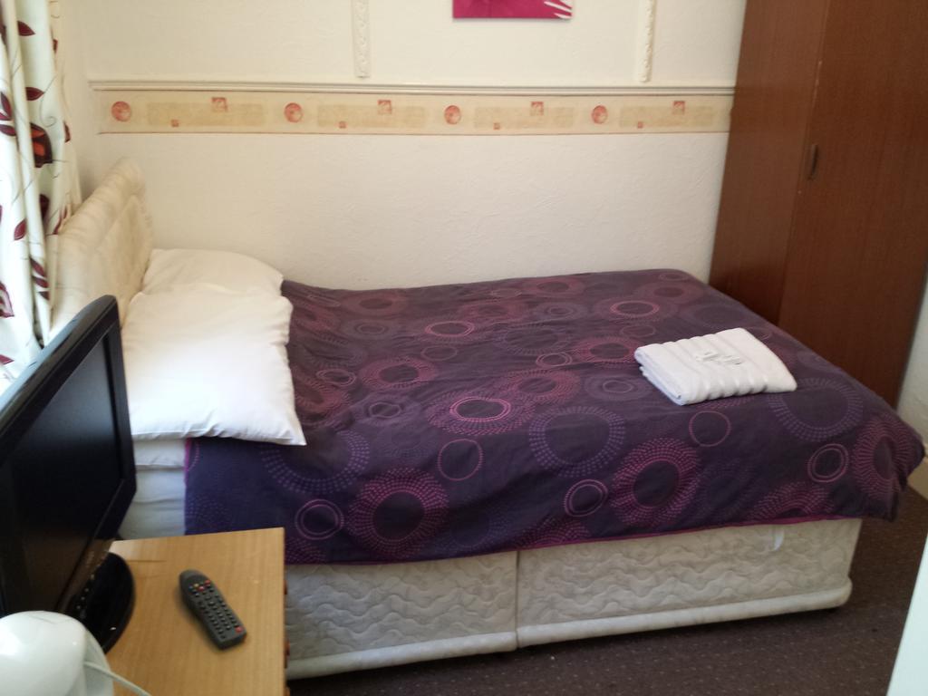 The Elmora Bed & Breakfast Blackpool Room photo